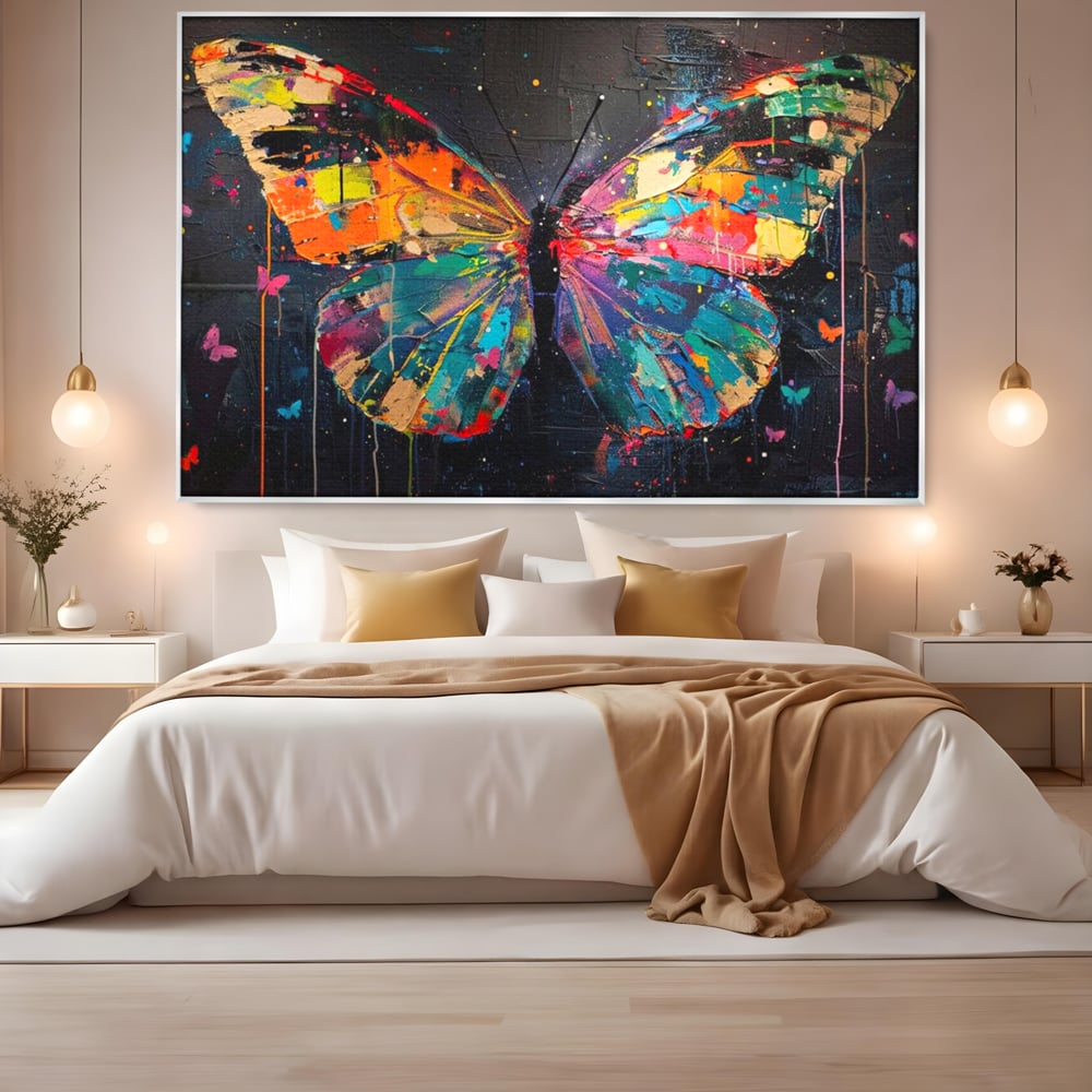 Tablou canvas cu tablou canvas cu fluture multicolor, in rama de aluminiu argintiu, pe perete intr-un dormitor